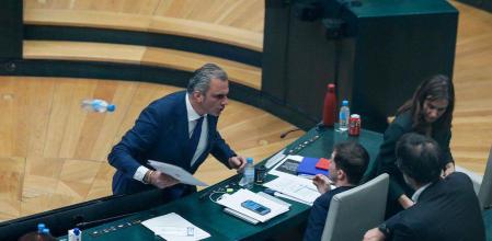 Ortega Smith lanza una botella de agua a un concejal de Más Madrid durante un pleno