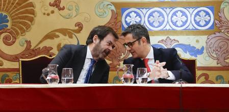 MADRID, 18/12/2023.- Ell ministro de la Presidencia, Justicia y Relaciones con las Cortes, Félix Bolaños (d), y el presidente del Consejo General del Poder Judicial (CGPJ), Vicente Guilarte, durante la ceremonia de entrega de despachos a la 61ª promoción de acceso a la carrera fiscal este lunes en el paraninfo de la Universidad Complutense de Madrid. Este acto se celebra en un clima enrarecido por la ley de amnistía y las críticas del independentismo a jueces y fiscales, y en un acto al que no asiste el rey, que viaja a Kuwait por la muerte del emir. EFE/ J. J. Guillén