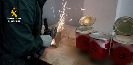 La Guardia Civil realizaba una inspección cuando descubrió a varios hombres envasando los cogollos de marihuana en latas de tomate.