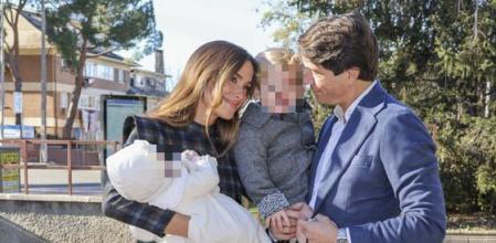 María Pombo y Pablo Castellano junto a sus dos hijos, Martín y Vega, en el bautizo de la pequeña