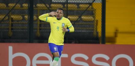 AMDEP1073. BOGOTÁ (COLOMBIA), 03/02/2023.- Vitor Roque de Brasil celebra un gol hoy, en un partido de la fase final del Campeonato Sudamericano Sub'20 entre las selecciones de Brasil y Venezuela en el estadio de Techo en Bogotá (Colombia). EFE/ Carlos Ortega