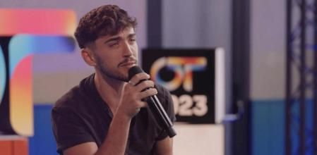 El concursante se ha acercado demasiado a Denna, una de sus compañeras