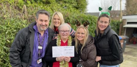 Joan Poole celebra el haber sido ganadora de la lotería