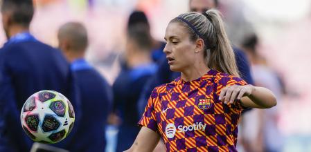 -FOTODELDÍA- BARCELONA, 27/04/2023.- La delantera del Barcelona Alexia Putellas calienta antes del encuentro de vuelta de semifinales de la Liga de Campeones Femenina entre el FC Barcelona y el Chelsea FC en el estadio Spotify Camp Nou, este jueves en Barcelona. EFE/Alejandro García