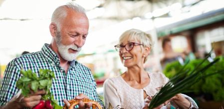 Una alimentación y estilo de vida saludables ayudan a conseguir los nutrientes necesarios para la producción de antioxidantes endógenos.