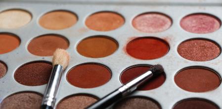 Los colores de las sombras de ojos son uno de los trucos.