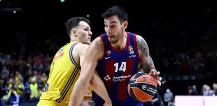 Berlin (Germany), 19/12/2023.- Willy Hernangomez of Barcelona (R) in action against Yanni Wetzell of Alba during the Euroleague Basketball match between Alba Berlin and Barcelona, in Berlin, Germany, 19 December 2023. (Baloncesto, Euroliga, Alemania) EFE/EPA/Filip Singer