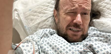 Santiago Segura comparte una imagen suya desde el hospital.