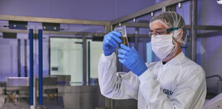 Un trabajado de la multinacional catalana