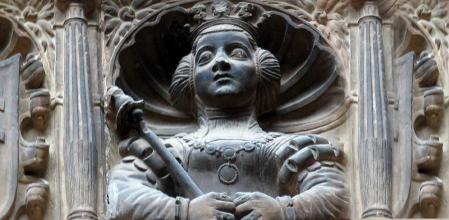 Representación de Violant d'Hongria en la fachada del colegio de Sant Jaume i Sant Maties de Tortosa