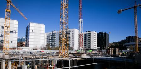 Viviendas en construcción y promociones recién acabadas en el barrio de la Marina del Prat Vermell en la Zona Franca de Barcelona