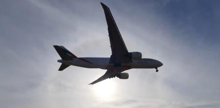 Avión atravesando el halo solar.