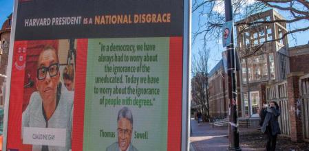 Un camión anunciando que 