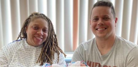 Ezra y Ezekiel sujetados por sus padres