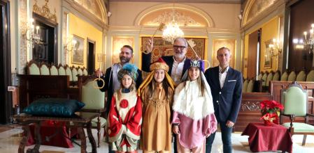 El concejal, el alcalde y el presidente de la Associació del Reis Magas de Lleida, Xavier Blanco, Fèlix Larrosa y ôscar Caberol con ayudantes de los Reyes Magos.