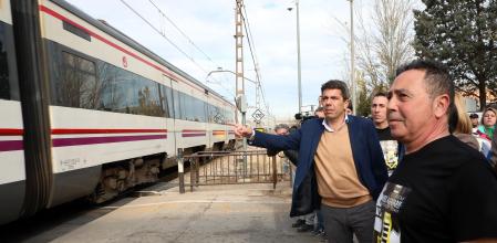 Carlos Mazón en el punto de las vías de Alfafar