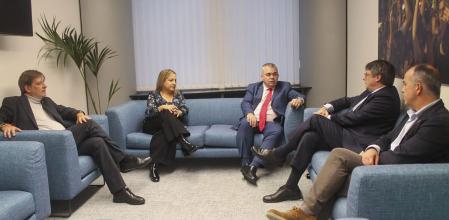 BRUSELAS (BÉLGICA), 30/10/2023.- El expresidente de la Generalitat y eurodiputado de JxCat, Carles Puigdemont (2d), y el secretario de organización del PSOE, Santos Cerdán (c), se han reunido este lunes por la tarde en la sede del Parlamento Europeo en Bruselas para 