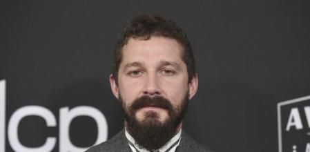 Shia LaBeouf a su llegada a unos premios en el 2019, antes de reconocer sus adicciones)