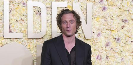 Jeremy Allen White en la alfombra roja de los Globos de Oro