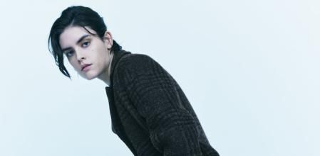 Modelo con abrigo de Zara