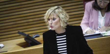 La diputada de Compromís por Castellón Verònica Ruiz, interviene en la tribuna del Parlamento valenciano.