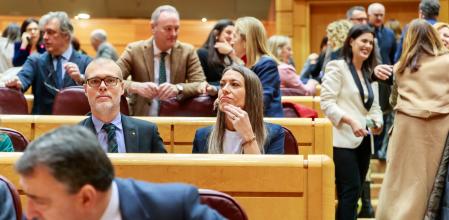 Los diputados de Junts Josep Maria Cruset y Miriam Nogueras, al inicio del pleno del Congreso, reunido excepcionalmente en el Senado