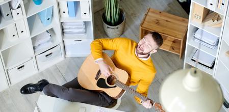 Un joven procrastinando en la oficina 
