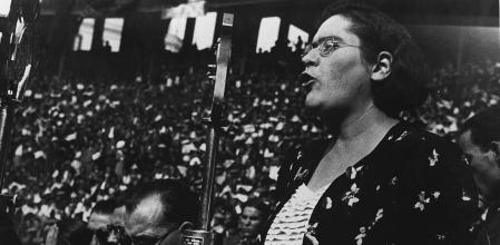 Intervención de Federica Montseny, Ministra de Sanidad y Asistencia Pública dirigente de la CNT, durante su intervención en el mitin celebrado en la plaza de toros Monumental, organizado conjuntamente por la CNT-FAI y el PSUC-UGT, para dar a conocer públicamente el pacto de cooperación firmado por dichas organizaciones