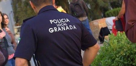 Imagen de archivo de un agente de la policía local de Granada&nbsp;