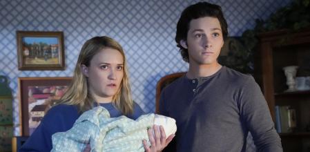 Emily Osment y Montana Jordan en una imagen de la sexta temporada.