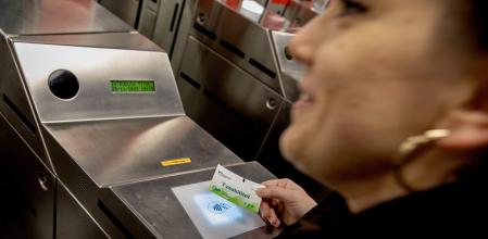 FOTO ALEX GARCIA T MOBILITAT. EMPIEZAN A DISPENSARSE LOS TITULOS DE LA T MOBILITAT DE CARTON EN LAS MASQUINAS DE VENTA DE BILLETES DE METRO Y TREN. ESTACION DE LA SAGRERA 2023/11/28