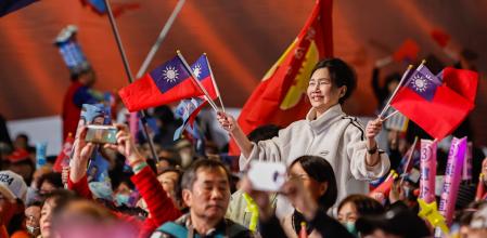 New Taipei (Taiwan), 12/01/2024.- Supporters of the Kuomintang (KMT), or the Chinese Nationalist Party, wave Taiwan flags during the party's final campaign rally on the eve of the general election in New Taipei City, Taiwan, 12 January 2024. Taiwan's presidential election is scheduled to be held on 13 January as part of the 2024 general election. (Elecciones) EFE/EPA/DANIEL CENG