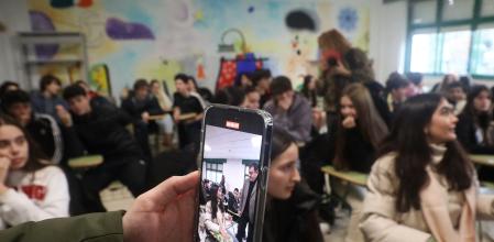 SANTIAGO DE COMPOSTELA, 08/01/2024.- El conselleiro de Educación de la Xunta de Galicia, Román Rodríguez es grabado por un móvil durante su vista esta mañana al centro IES Arzobispo Xelmírez de Santiago este lunes, día desde el que los alumnos de los centros educativos gallegos no podrán usar el teléfono móvil en los mismos durante la totalidad de la jornada escolar. EFE/ Xoán Rey.