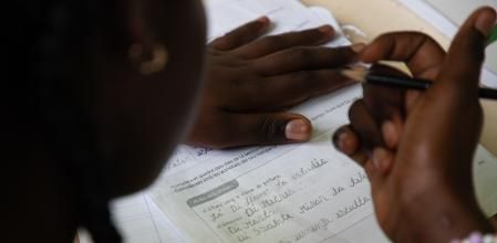 Un niño inmigrante en una aula de acogida&nbsp;