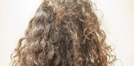 Cabello rizado con encrespamiento.