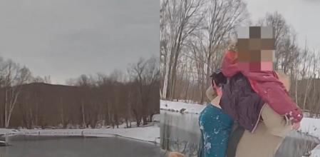 La pequeña fue rescatada por un agente de policía.