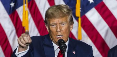 Des Moines (United States), 16/01/2024.- Former President Donald Trump speaks at the Iowa Events Center after winning the first-in-the-nation Iowa caucus in Des Moines, Iowa, USA, 15 January 2024. Trump won the state handily, defeating former South Carolina Governor Nikki Haley and Florida Governor Ron DeSantis. The Republican presidential race now moves to New Hampshire for that state's Republican primary on 23 January. (Elecciones) EFE/EPA/JIM LO SCALZO