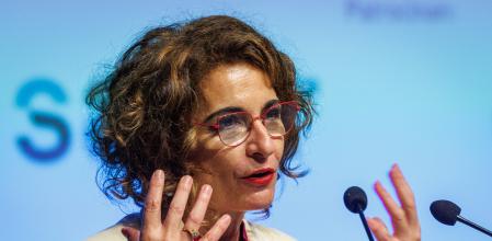 SEVILLA, 12/01/2024,- La vicepresidenta primera del Gobierno y ministra de Hacienda, María Jesús Montero, durante su intervención este viernes en el Encuentro SER organizado por la Cadena SER Andalucía y Radio Sevilla en la Fundación Cajasol, en el primer acto en la capital andaluza desde su nombramiento. EFE/Julio Muñoz