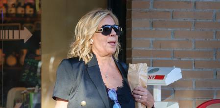 Carmen Borrego dando un paseo