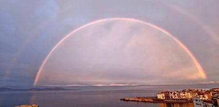 El arco iris doble se luce en L'Escala.