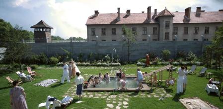 La familia Höss vive en una casa con piscina que colinda con el campo de exterminio