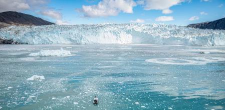El glaciar Eqi, con un frente de casi 5 km de ancho, es uno de los mayores de Groenlandia, donde se sigue estudiando el procesos acelerado de deshielo .