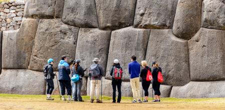 Turistas ante uno de los muros de la fortaleza de Sacsayhuamán, en Cuzco, Perú.