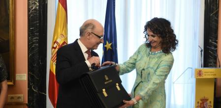 ESPAÑA GOBIERNO SÁNCHEZ:GRAF5181. MADRID, 07/06/2018.- La nueva ministra de Hacienda, María Jesús Montero, recibe la cartera de la que es titular de manos del ministro saliente, Cristóbal Montoro, en el acto de toma de posesión celebrado hoy en el Ministerio. EFE/ Fernando Villar