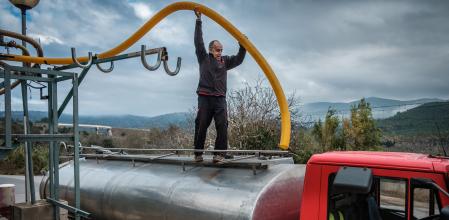01122022 Vilaverd/Sarral (Conca de Barbera) transporte de agua ￼ con motivo de la sequía, Armand ￼ es uno de los chóferes de la empresa Ma￼ddel que realiza la ruta por diferentes poblaciones con falta de agua