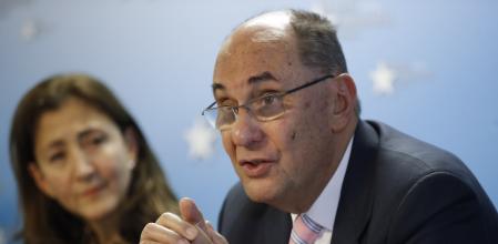 Brussels (Belgium), 10/01/2023.- (L-R) Colombian presidential candidate and former hostage Ingrid Betancourt, President of International Committee in Search of Justice Alejo Vidal Quadras, some of the authors of the book 'Iran Democratic Revolution,' written by politicians and experts on Iran, during a press conference in Brussels, Belgium, 10 January 2023. The book, Published by European Committee in Search of Justice (ISJ) and Iranian opposition, examines the Iranian uprising from different political, human rights, strategic and international angles. (Bélgica, Bruselas) EFE/EPA/OLIVIER HOSLET