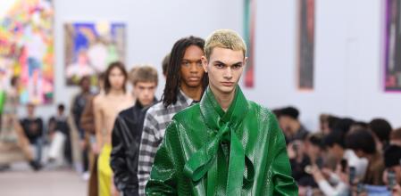 PARIS, FRANCE - JANUARY 20: (EDITORIAL USE ONLY - For Non-Editorial use please seek approval from Fashion House) Models walk the runway during the Loewe Menswear Fall/Winter 2024-2025 show as part of Paris Fashion Week on January 20, 2024 in Paris, France. (Photo by Pascal Le Segretain/Getty Images)