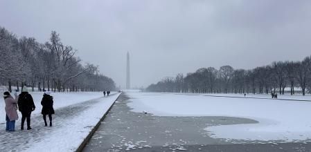 &nbsp;Transeúntes pasean durante una nevada en la explanada del National Mall en el centro de Washington (EE.UU.).&nbsp;