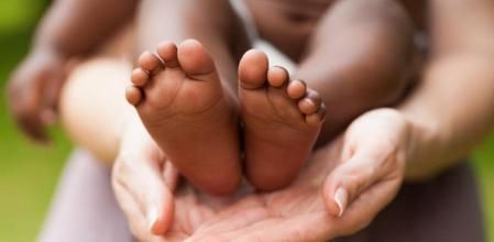 La emotiva historia de la familia que adoptó a un niño que había sido abandonado en una estación de bomberos