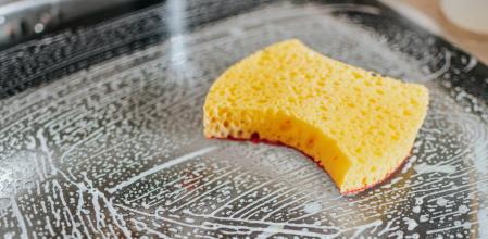 Los estropajos son focos de bacterias y gérmenes, por eso conviene desinfectarlos.